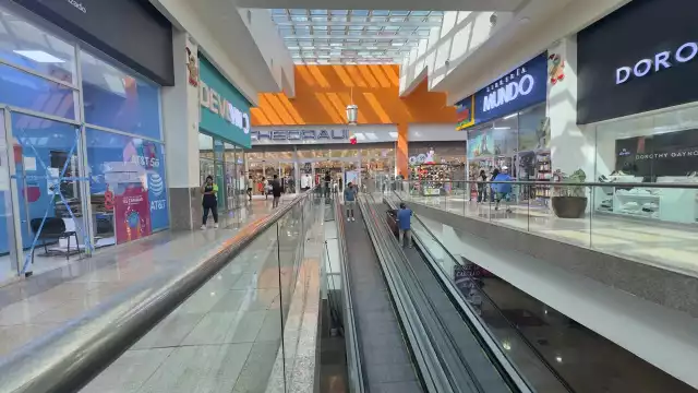 La plaza comercial se vació ante el apagón registrado.