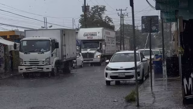 El aguacero elevó los niveles de agua en calles y complicó traslados hacia trabajos y trámites