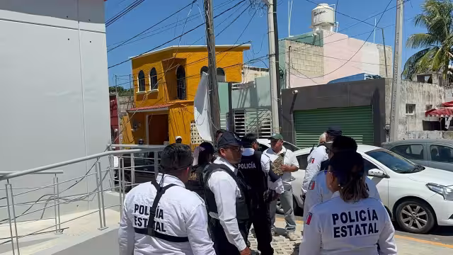Motocicleta mal estacionada termina en altercado con policías en Campeche.