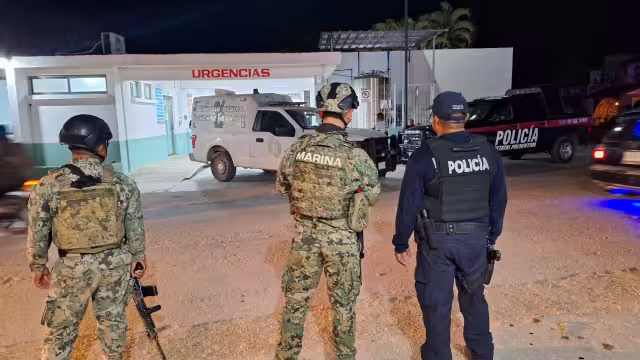 Policías y elementos de la Marina resguardaron el hospital.