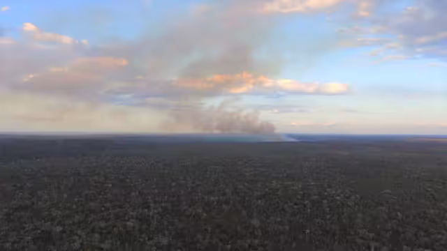 La columna de humo provocada por el incendio, alertó a habitantes de Bacalar, que dieron aviso a las autoridades del siniestro