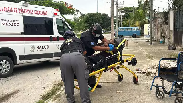 Paramédicos atendieron al adulto mayor en el lugar.