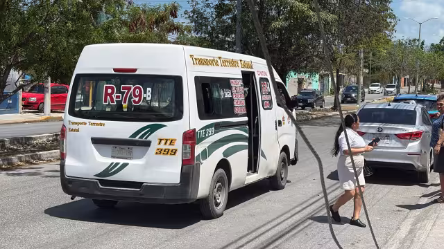 Paramédicos atendieron a un hombre atropellado por una combi del transporte público en una transitada zona de Cancún