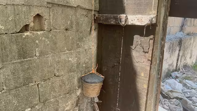 Utilizan una cubeta para intercambia la droga por dinero sin exponerse a un ataque