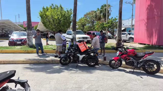Un motociclista resultó lesionado tras ser impactado por un taxi frente a City Club.