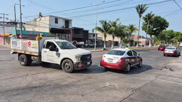 Un choque entre un taxi y una camioneta gasera dejó dos pasajeras lesionadas en la colonia Renovación.