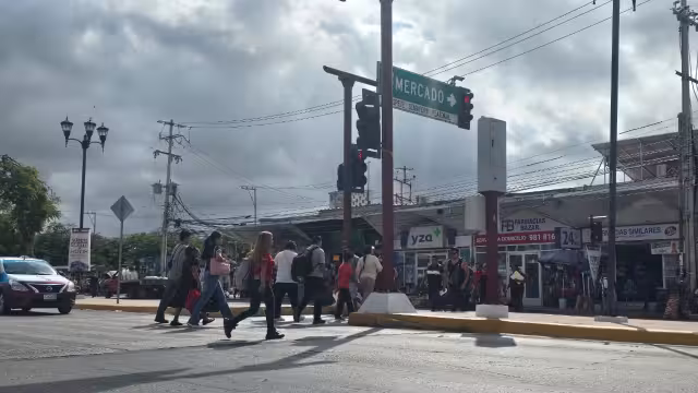 Canales de baja presión y humedad favorecen lluvias en el Sureste