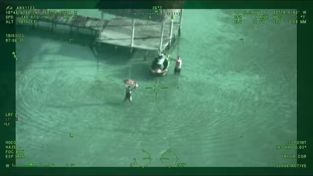 Un adulto y un menor se quedaron en la laguna de Bacalar por una falla de la moto acuática