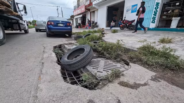 Hasta llantas han tenido que poner para evitar accidentes