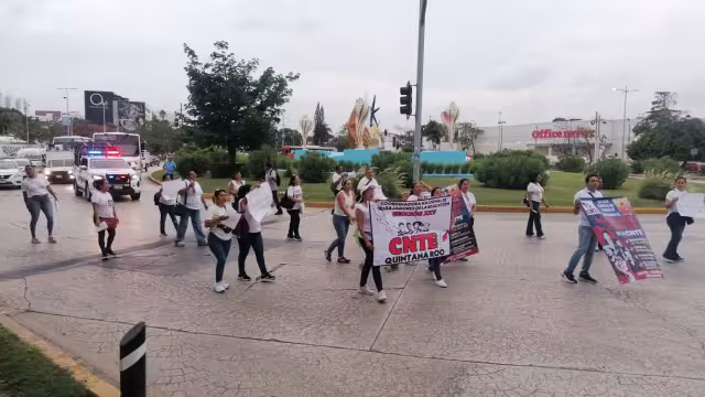 Los maestros se manifestaron en Cancún y en otros municipios del estado.