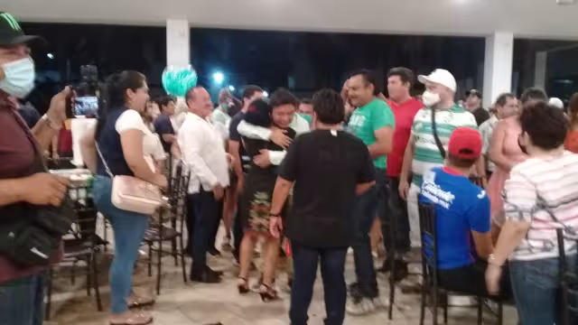 El nuevo secretario fue felicitado por sus simpatizantes