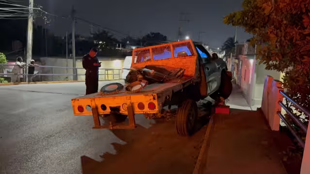 Un conductor perdió el control de su camioneta y terminó montado sobre los barandales del puente de la calle 40, en la colonia Manigua.