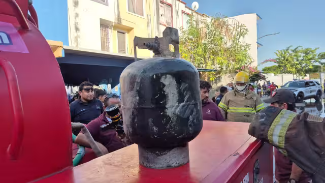Explosión de cilindro de gas provocó incendio en Villas de Santa Ana.