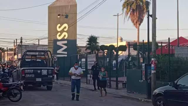 Derechohabientes quienes permanecían en el área de urgencias, personal médico y comerciantes fueron testigos de como los desconocidos abrieron fuego