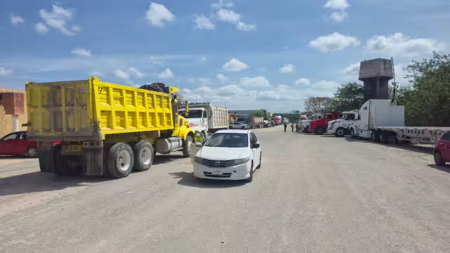 Transportistas reclaman cuatro meses de adeudo y ajuste de tarifas