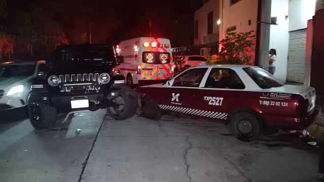 Taxi y camioneta chocan de manera frontal dejando daños materiales en Ciudad del Carmen