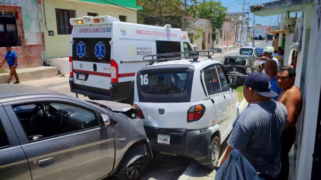 Un automóvil compacto perdió el control y provocó un choque múltiple en Lerma, Campeche.