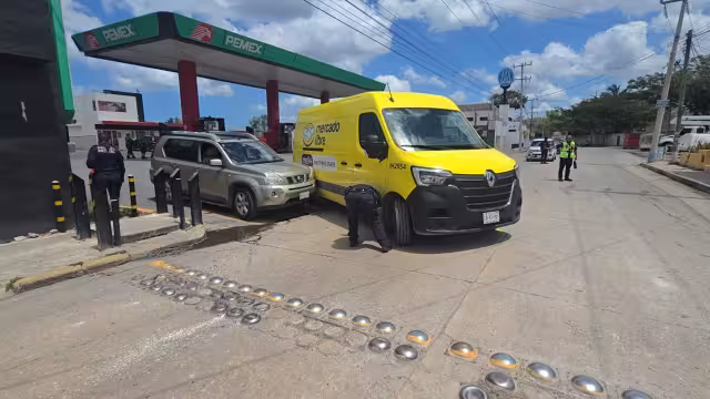 Choque entre vehículo de reparto de Mercado Libre y camioneta en Campeche.