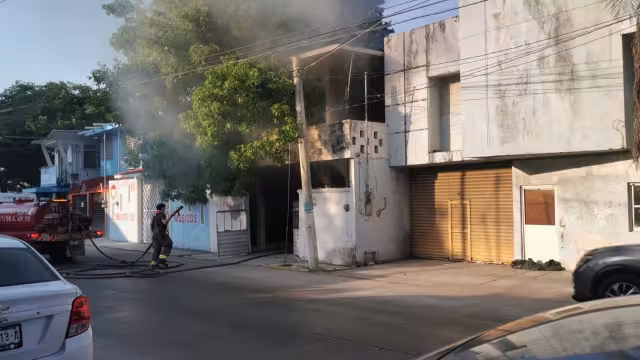 Los bomberos lograron sofocar el incendio antes que la llamas arrasaran con todo