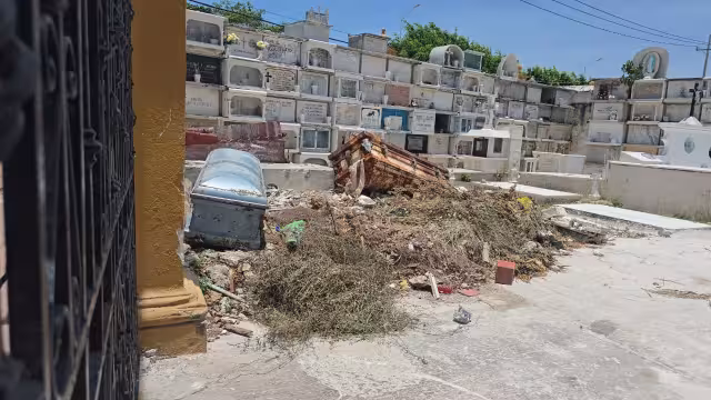 Cementerios de Campeche enfrentan problemas de basura y falta de mantenimiento