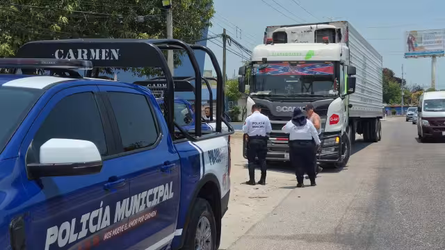 Un tractocamión derribó un poste de telefonía en la colonia Petrolera de Ciudad del Carmen.