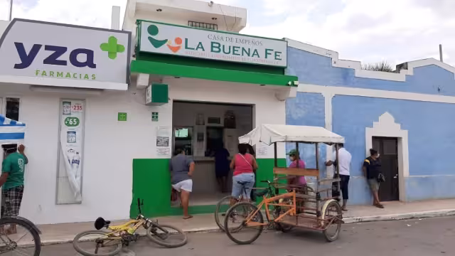 En la mayoría de los locales se aprecian personas que aguardan a ser atendidos desde temprana hora