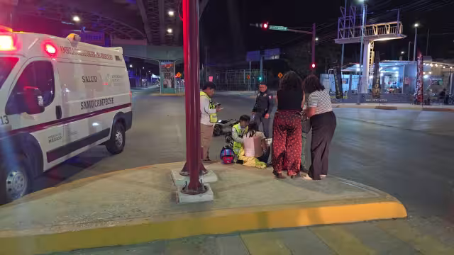 Paramédicos atienden a joven tras accidente en Gobernadores