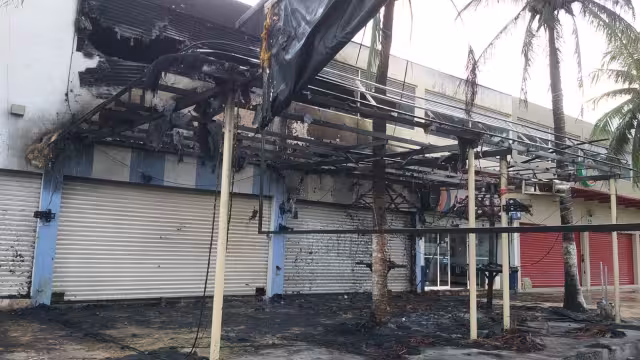 El bar 'La Palapita' en Cancún fue incendiado ayer, mientras estaba cerrado al público; bomberos apagaron el siniestro