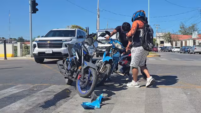 Impacto entre motos deja dos lesionados leves en Santa Lucía