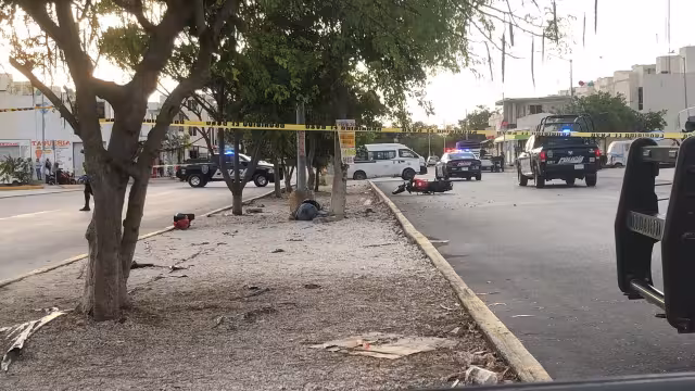 Uno de los tripulantes de la motocicleta, murió en el lugar del choque en Playa del Carmen