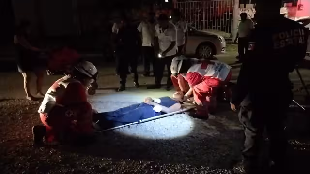 Los paramédicos procedieron a brindarle los primeros auxilios para luego trasladarlo al hospital general