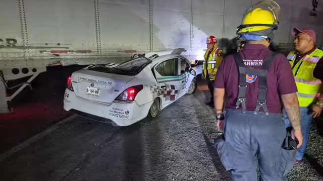 Milagro en la carretera: taxista sobrevive tras quedar prensado bajo tráiler