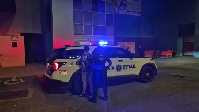 Detienen a masculino por presunto robo en supermercado