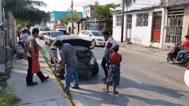 El conductor entregó dinero en efectivo y su celular para pagar los daños causados en el choque