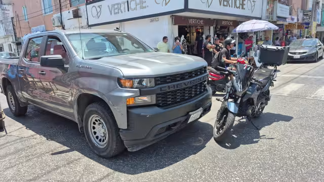 Un choque entre una motocicleta y una camioneta se registró en el cruce de las calles 22 y 39, en el centro de la ciudad.