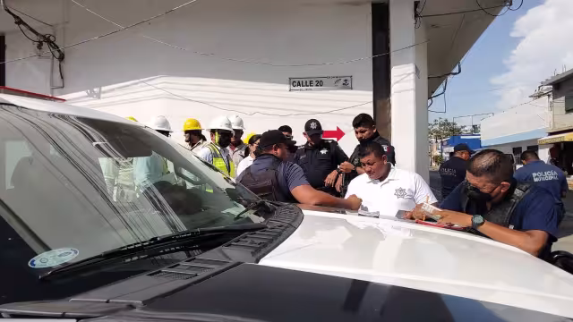 La Policía Municipal de Ciudad del Carmen multó a empleados de la CFE por presuntamente estar mal estacionados