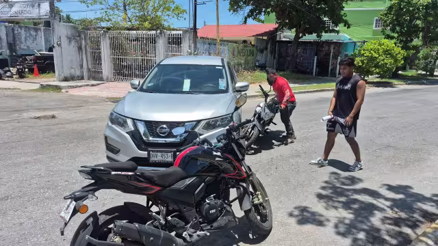Conductora de camioneta habría realizado vuelta en “U” sin precaución.