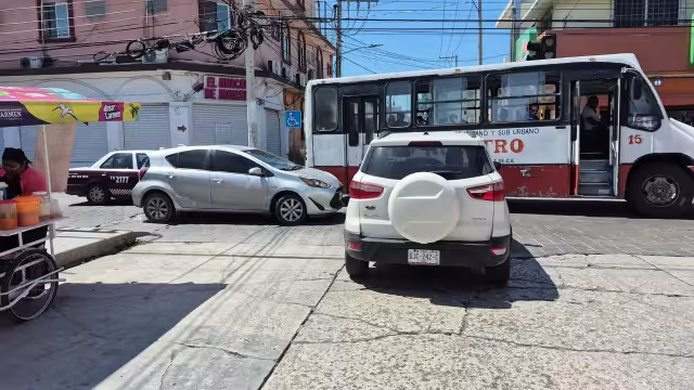 Colisión entre dos autos en calles del Centro moviliza a Tránsito Municipal