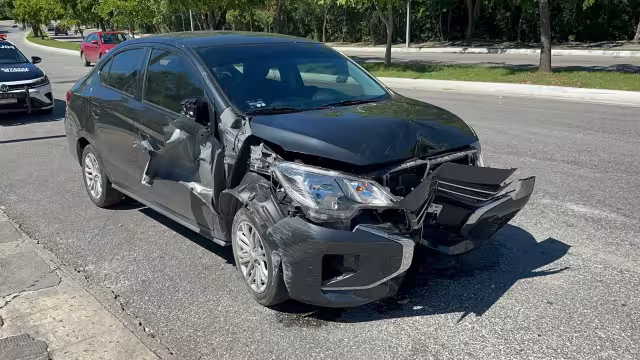 Un automovilista protagonizó un aparatoso percance vial sobre la avenida Benito Juárez.