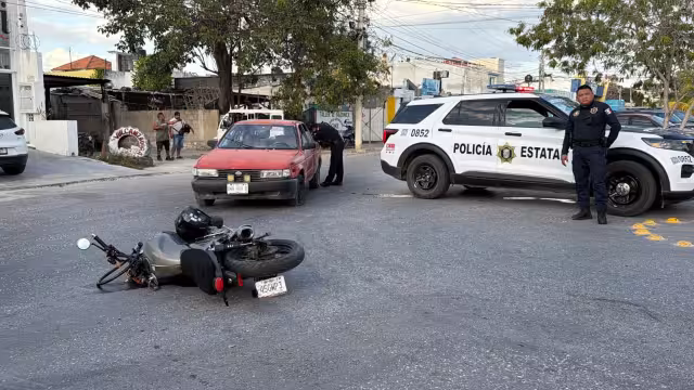 La motocicleta quedó tendida sobre el pavimento tras el choque.