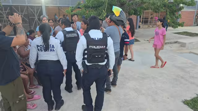 Vecinos del Mirador protestan por uso de cancha pública. Acusan privatización del espacio por academia de futbol.