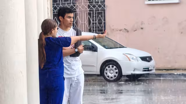 Aguacero inesperado altera tránsito y sorprende a ciudadanos