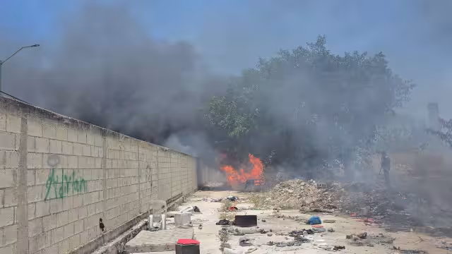 Presuntamente personas en situación de calle iniciaron una quema de basura que se salió de control.