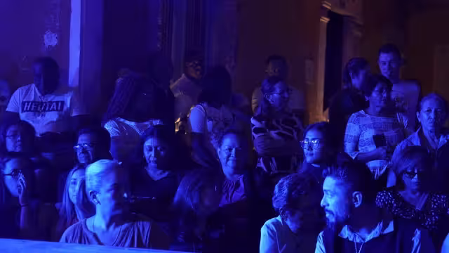 Las personas llegan para poder conocer la cartelera del Carnaval de Campeche