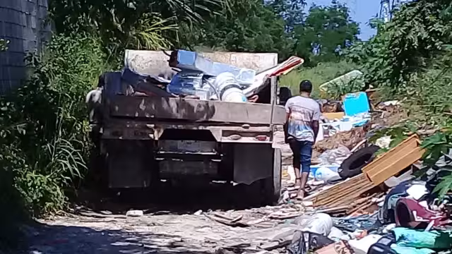 Alrededor de los lotes baldíos que están convertidos en vertederos a cielo abierto