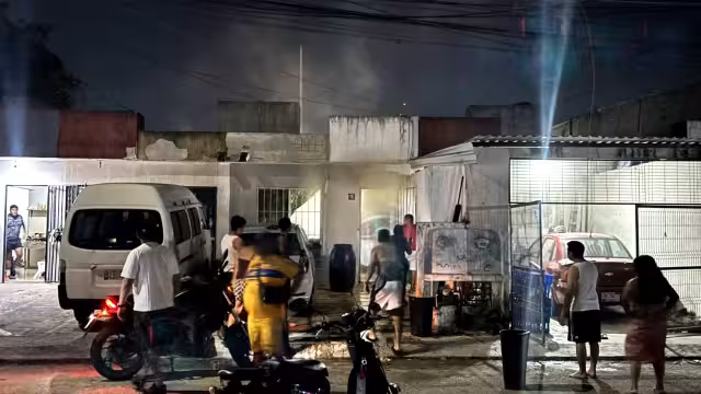 Al notar las llamas, residentes, con cubetas de agua en mano, realizaron labores para apagarlas, lo que dio muestra de la solidaridad ante una tragedia