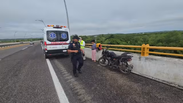 Accidente en el Periférico de Campeche deja a motociclista con golpes menores