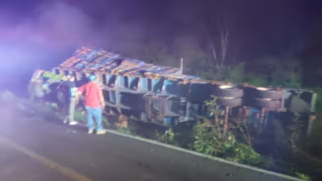 El tráiler transportaba chatarra