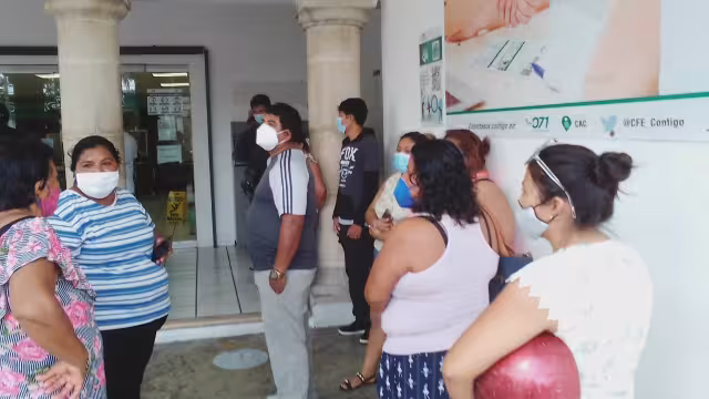 Vecinos informan constantes apagones en zonas de Playa del Carmen