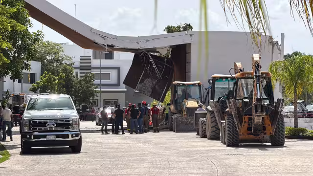 La estructura colapsó y provocó la muerte de una persona.